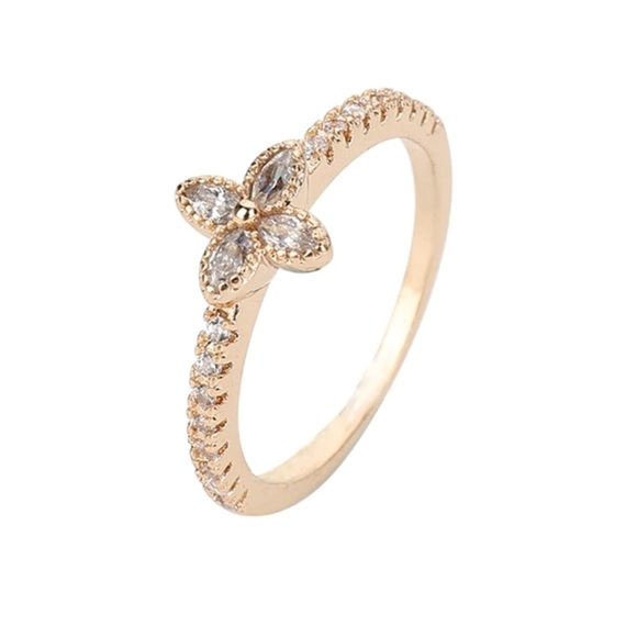 Jewelry - Dainty Petal Ring